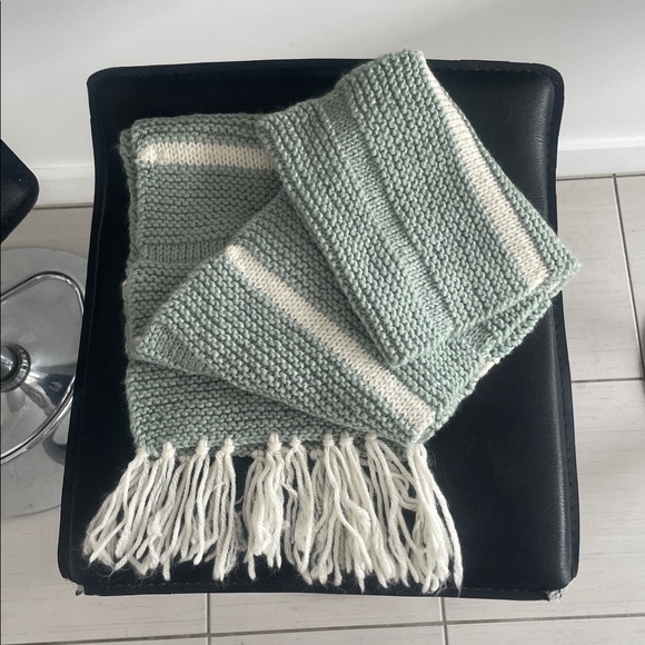 NWOT: Hand-Knit Wool Scarf - Unisex 🌿 New • Fringed Ends. - Picture 8 of 10